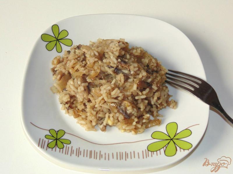 Фото приготовление рецепта: Рис с шампиньонами и соевым соусом шаг №7