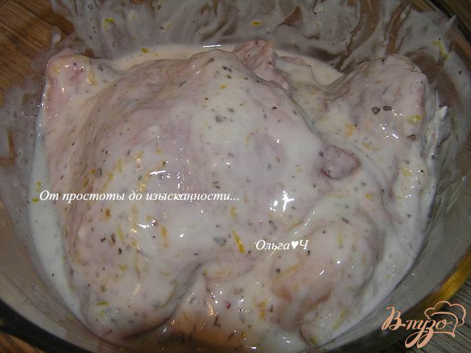 Фото приготовление рецепта: Курица в йогурте с лимоном и орегано шаг №4