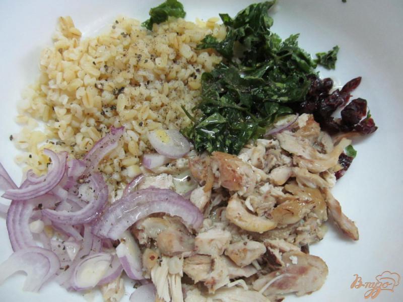 Фото приготовление рецепта: Салат с булгуром клюквой и куриным мясом шаг №2