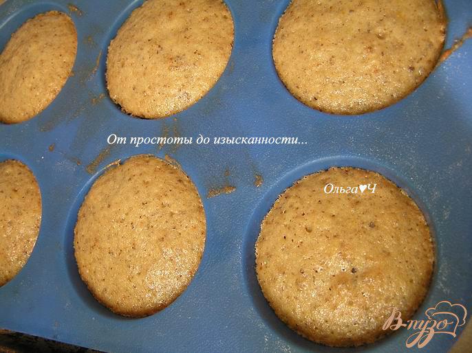 Фото приготовление рецепта: Апельсиновые кексы с грецкими орехами шаг №7