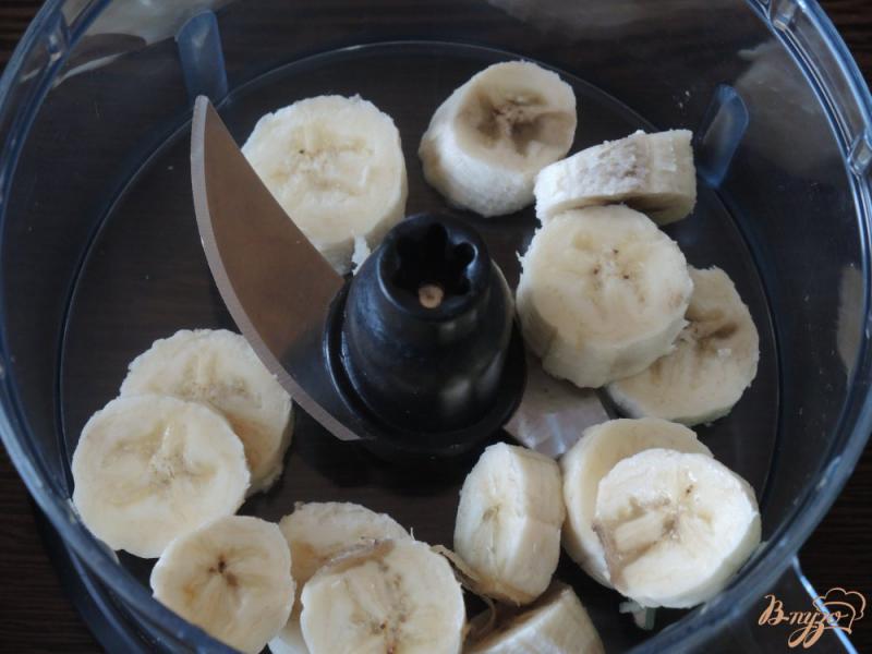 Фото приготовление рецепта: Банановый коктейль с корицей и печеньем шаг №1