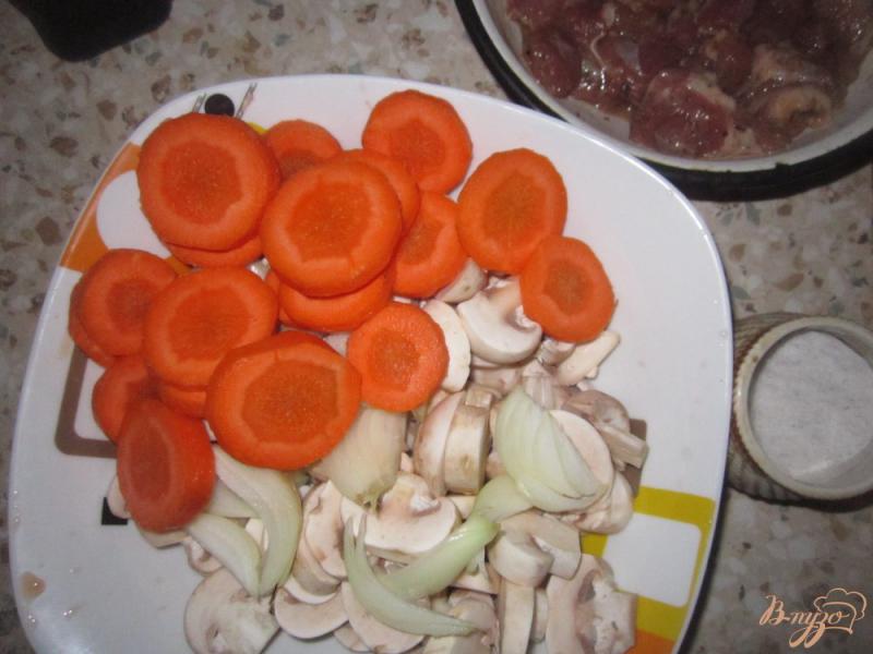 Фото приготовление рецепта: Пряная свинина запеченная с овощами шаг №3