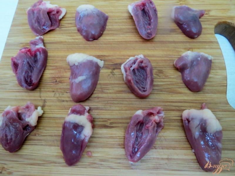 Фото приготовление рецепта: Куриные сердечки с шампиньонами шаг №1