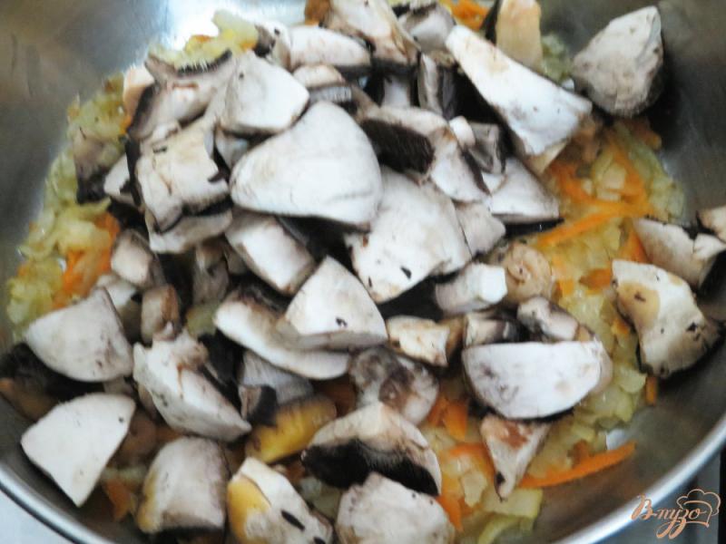 Фото приготовление рецепта: Омлет с грибами шаг №3