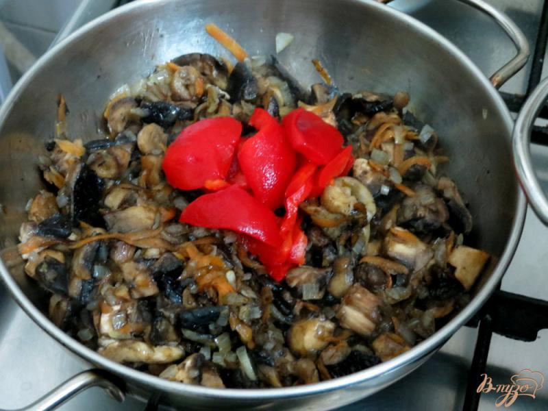 Фото приготовление рецепта: Омлет с грибами шаг №4