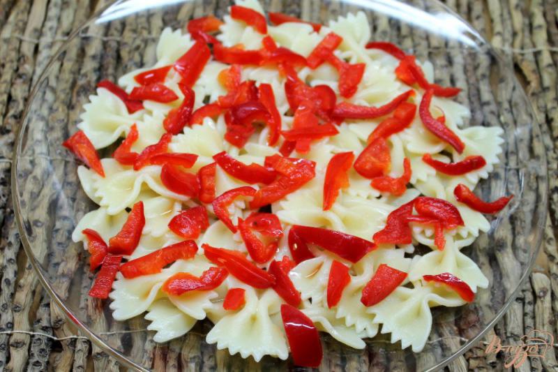 Фото приготовление рецепта: Салат с макаронами, болгарским перцем и вялеными оливками шаг №3