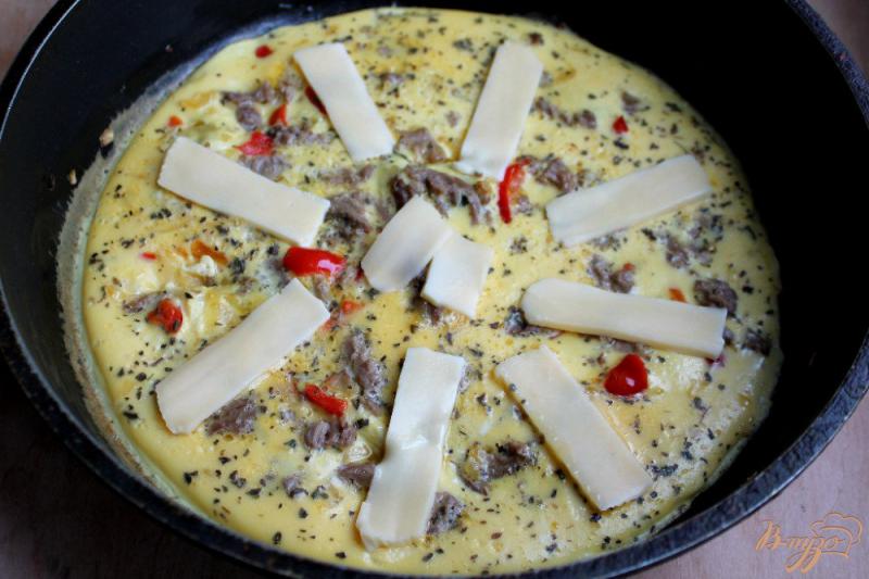 Фото приготовление рецепта: Омлет с мясом, болгарским перцем и сыром шаг №6