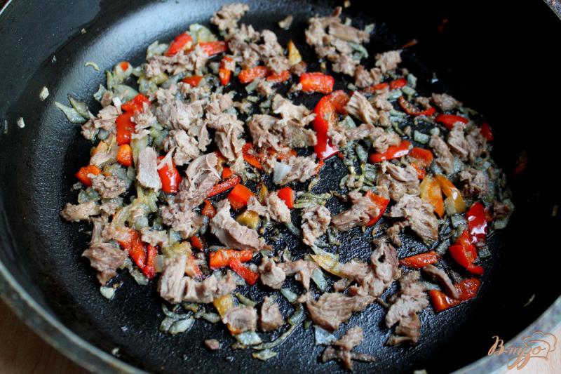 Фото приготовление рецепта: Омлет с мясом, болгарским перцем и сыром шаг №4