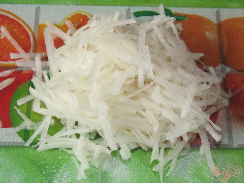 Фото приготовление рецепта: Салат из краснокочанной капусты с дайконом и морковью шаг №1