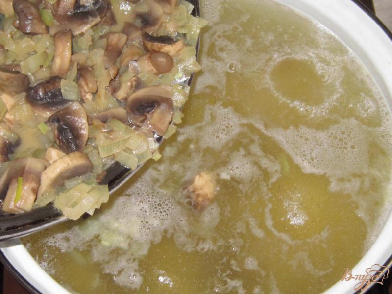 Фото приготовление рецепта: Быстрый суп с шампиньонами шаг №5