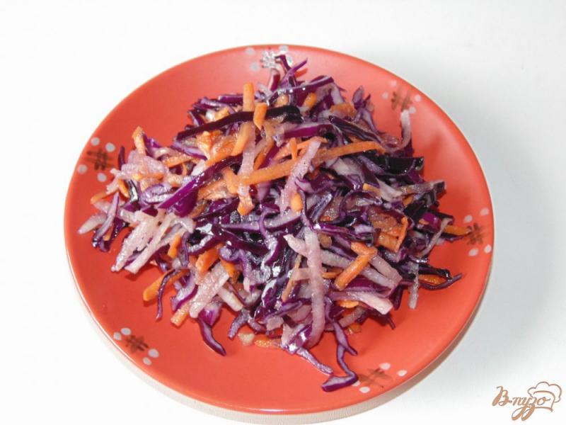 Фото приготовление рецепта: Салат из краснокочанной капусты с дайконом и морковью шаг №5