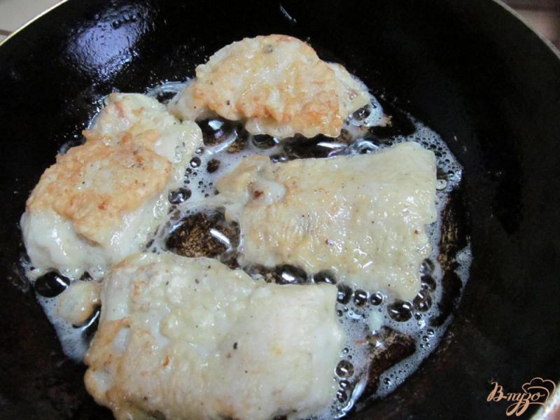 Фото приготовление рецепта: Линь в кляре с грибами шаг №4