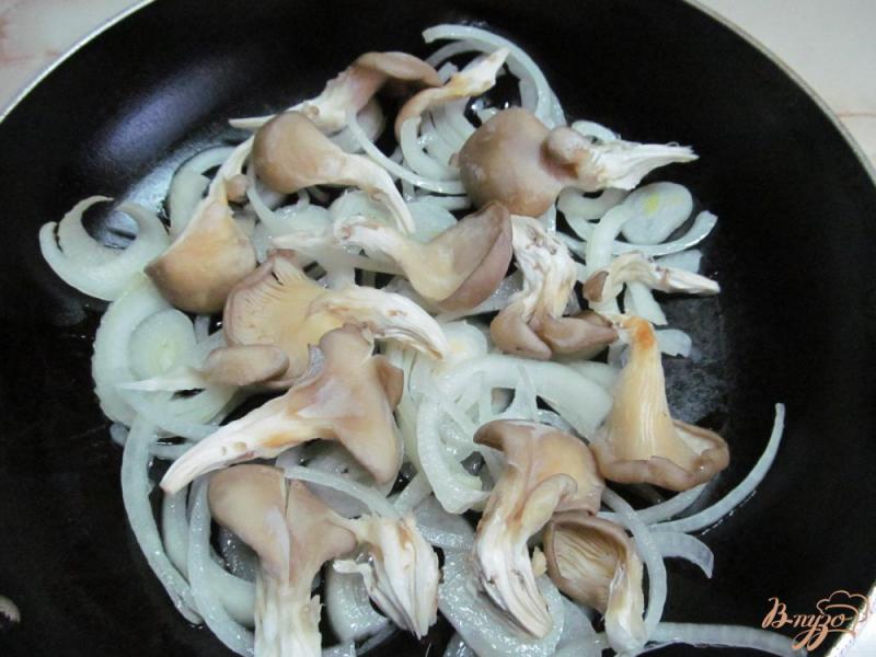 Фото приготовление рецепта: Линь в кляре с грибами шаг №5