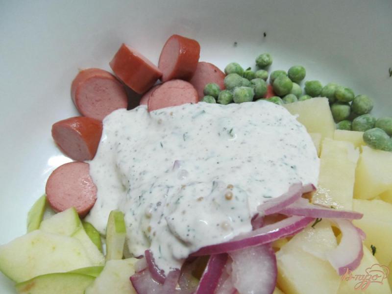 Фото приготовление рецепта: Салат из картофеля яблока и сосисок шаг №6