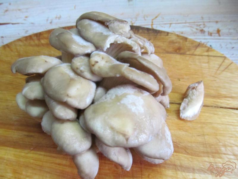 Фото приготовление рецепта: Салат из брокколи и грибов шаг №2