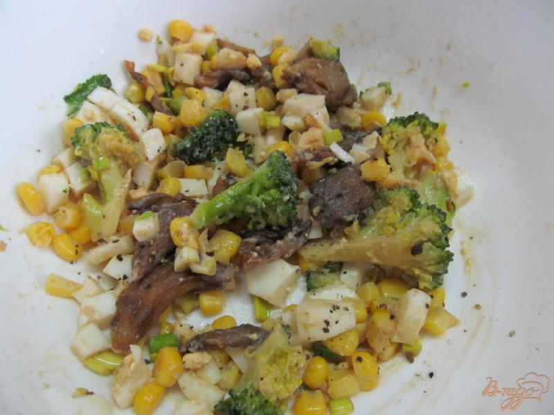 Фото приготовление рецепта: Салат из брокколи и грибов шаг №5