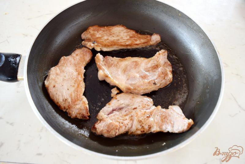 Фото приготовление рецепта: Мясо с айвой, запеченное в пакете шаг №2