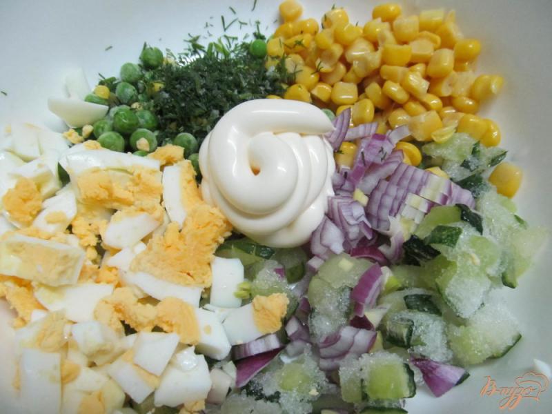 Фото приготовление рецепта: Салат из кукурузы с горошком и огурцом шаг №2