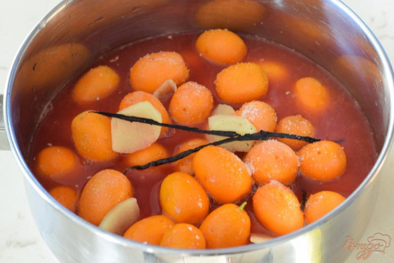 Фото приготовление рецепта: Кумкваты в сиропе из красного апельсина шаг №3
