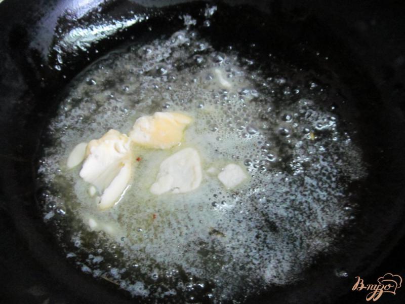 Фото приготовление рецепта: Макароны под соусом на водке шаг №2