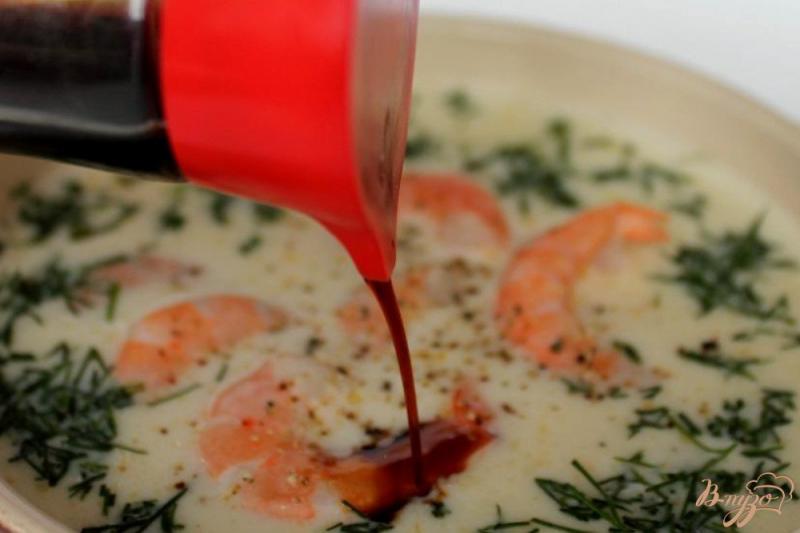 Фото приготовление рецепта: Картофельный суп с креветками, сыром и чесноком шаг №6