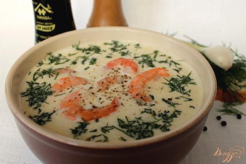 Фото приготовление рецепта: Картофельный суп с креветками, сыром и чесноком шаг №7