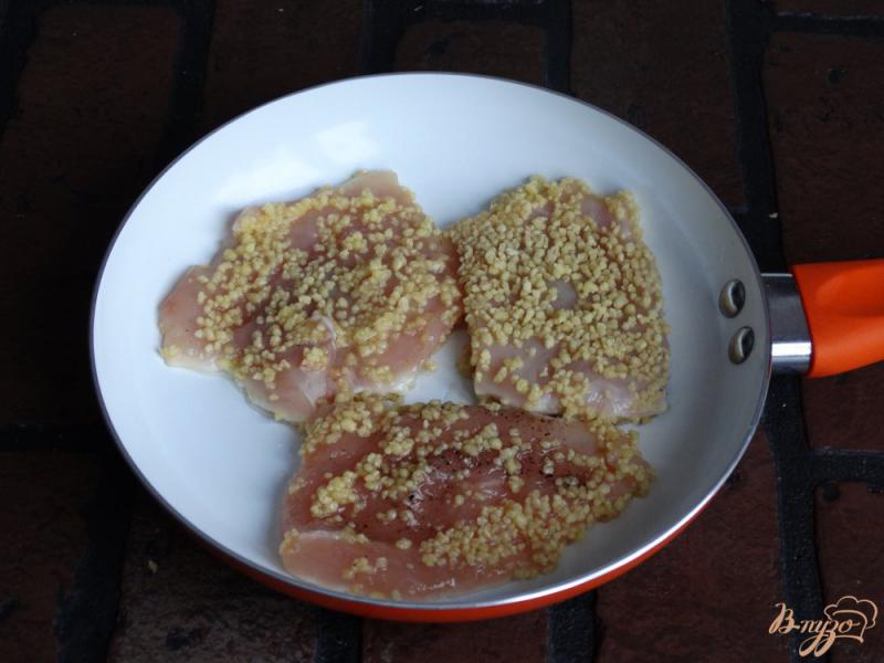 Фото приготовление рецепта: Куриные отбивные в панировке из кус-куса шаг №4