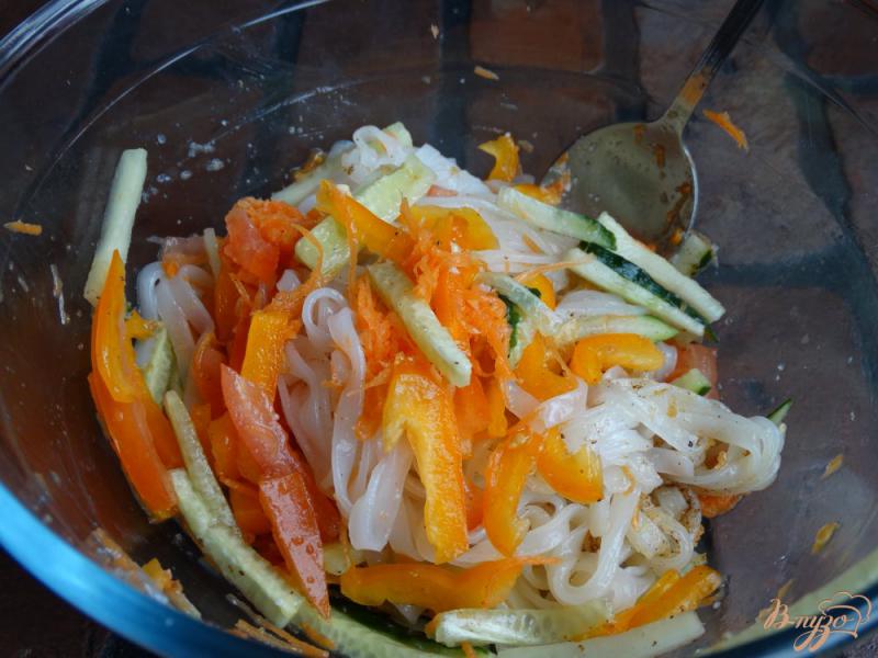 Фото приготовление рецепта: Салат с рисовой лапшой и овощами по-корейски шаг №9