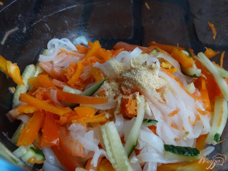 Фото приготовление рецепта: Салат с рисовой лапшой и овощами по-корейски шаг №7