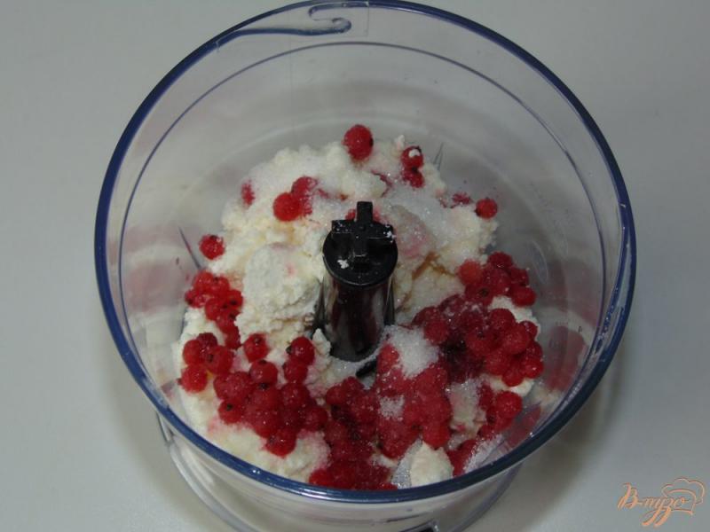 Фото приготовление рецепта: Творожный десерт с красной смородиной и печеньем шаг №2