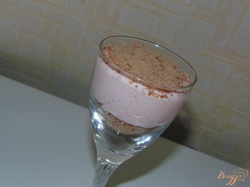 Фото приготовление рецепта: Творожный десерт с красной смородиной и печеньем шаг №7