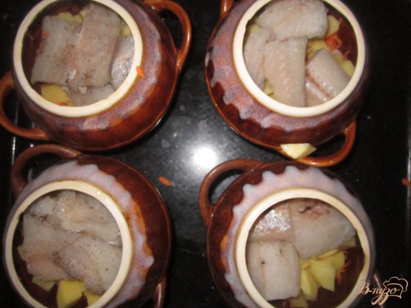 Фото приготовление рецепта: Рыба с овощами запеченная в горшочке шаг №6