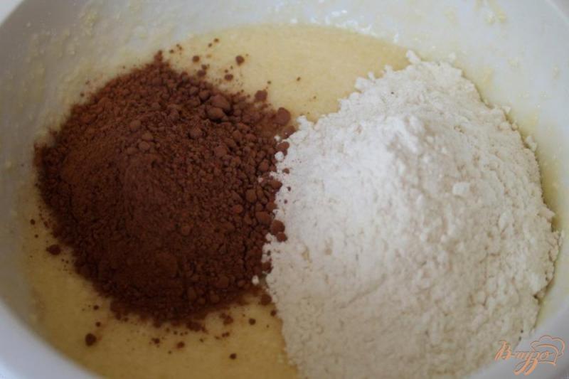 Фото приготовление рецепта: Шоколадный торт с вишней и творожным суфле шаг №2