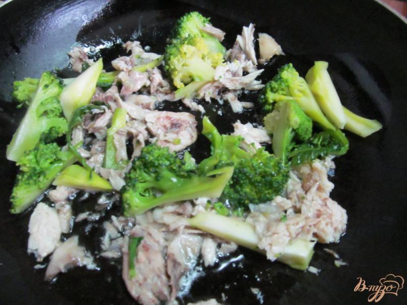 Фото приготовление рецепта: Теплый салат с макаронами и куриным мясом шаг №2