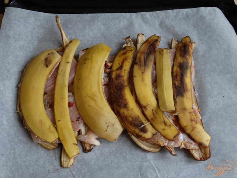 Фото приготовление рецепта: Мясо в банановой кожуре шаг №7