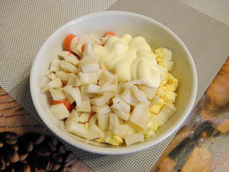 Фото приготовление рецепта: Салат с кальмаром и крабовыми палочками шаг №5