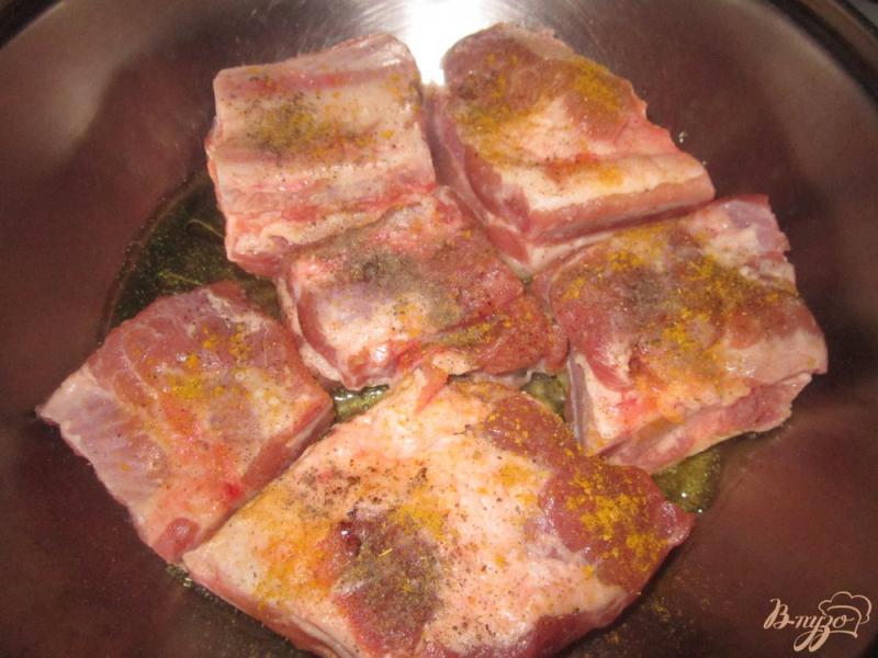 Фото приготовление рецепта: Свиные ребра запеченные с овощами и фасолью шаг №1