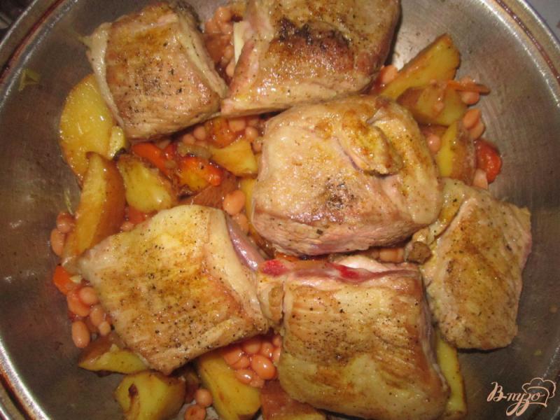 Фото приготовление рецепта: Свиные ребра запеченные с овощами и фасолью шаг №4