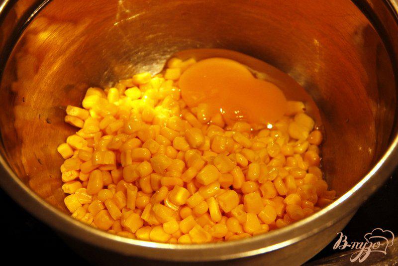 Фото приготовление рецепта: Кукурузно-сырные оладьи шаг №1