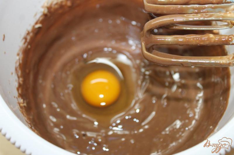 Фото приготовление рецепта: Шоколадный брауни с орехами шаг №5