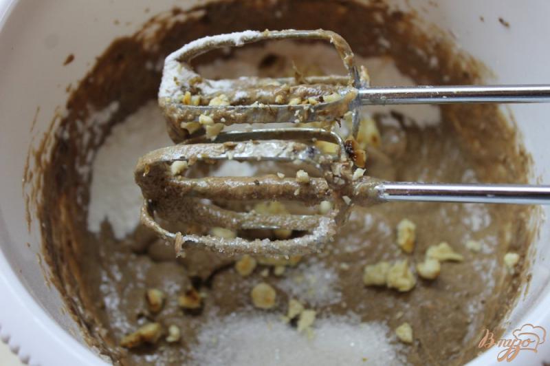 Фото приготовление рецепта: Шоколадный брауни с орехами шаг №7