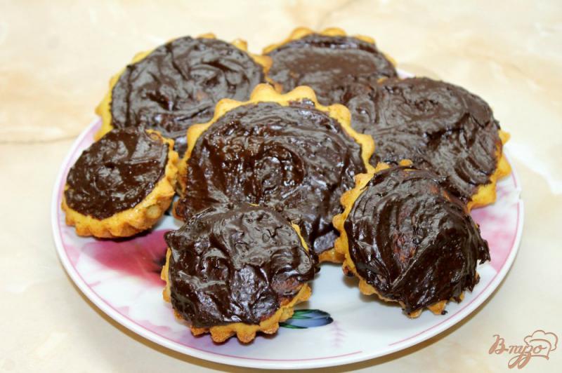 Фото приготовление рецепта: Ванильные кексы с шоколадной глазурью шаг №7