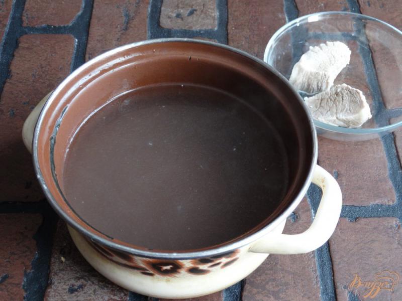 Фото приготовление рецепта: Суп с орзо и сельдереем на мясном бульоне шаг №2