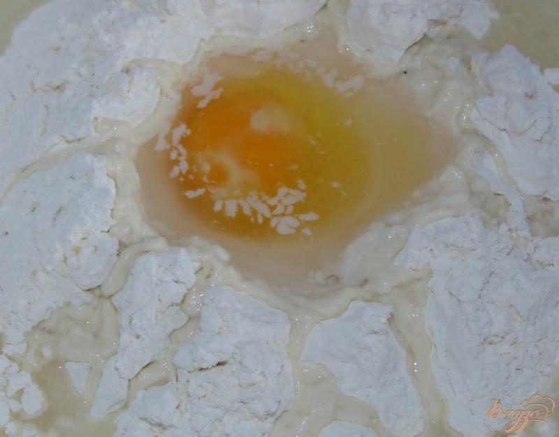 Фото приготовление рецепта: Тесто для пельменей и вареников на куриных яйцах шаг №2