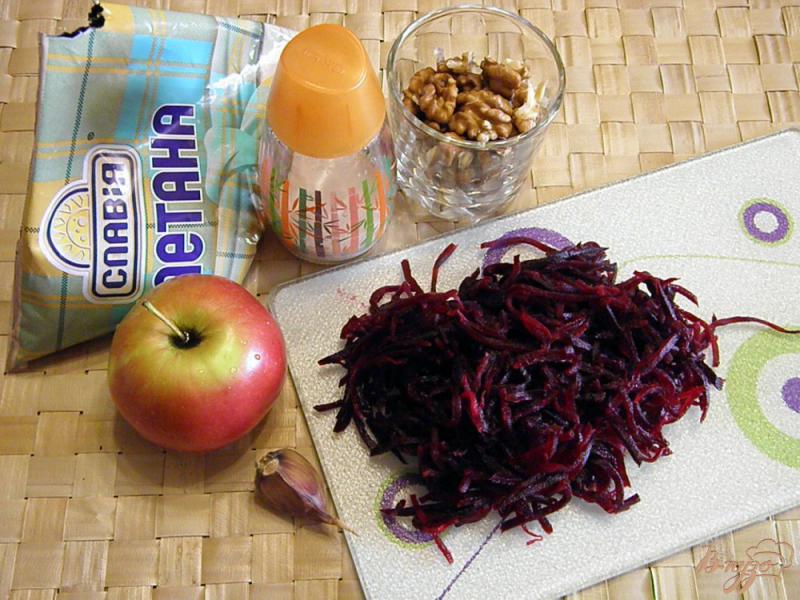 Фото приготовление рецепта: Розовый салат из свеклы и яблока шаг №1