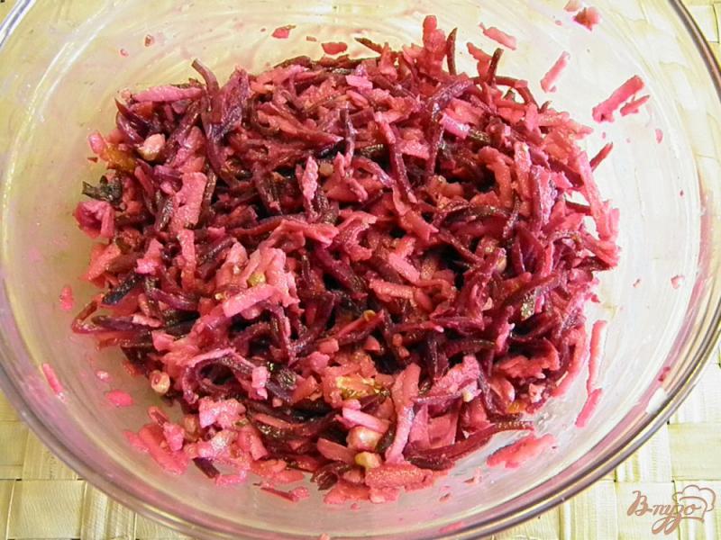 Фото приготовление рецепта: Розовый салат из свеклы и яблока шаг №5