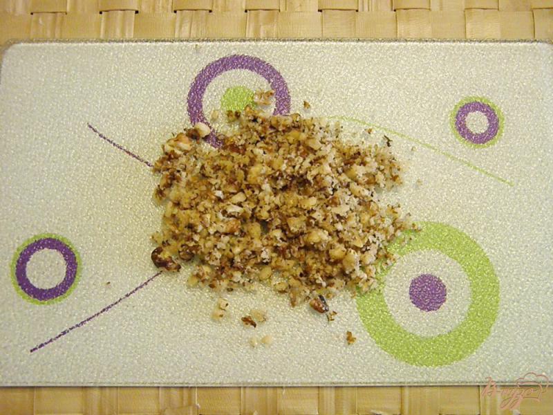 Фото приготовление рецепта: Салат с редькой, орехами и сметаной шаг №3