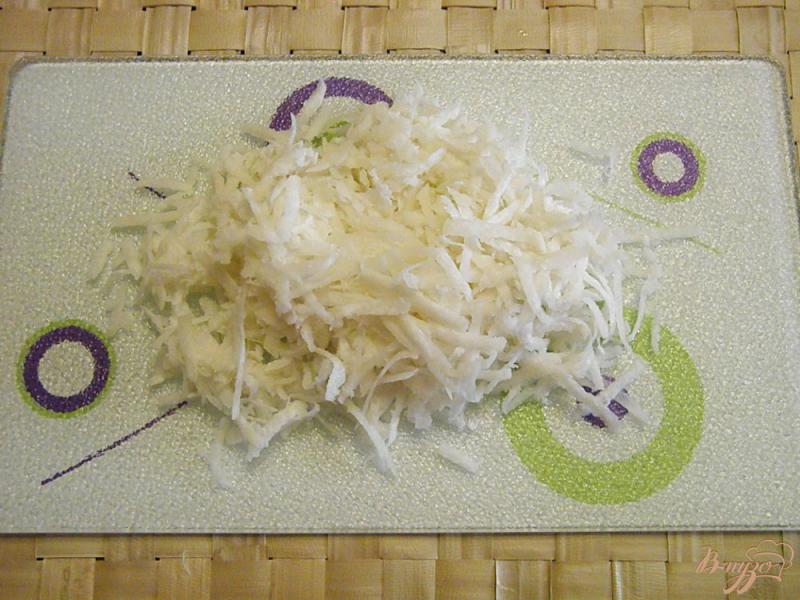 Фото приготовление рецепта: Салат с редькой, орехами и сметаной шаг №2