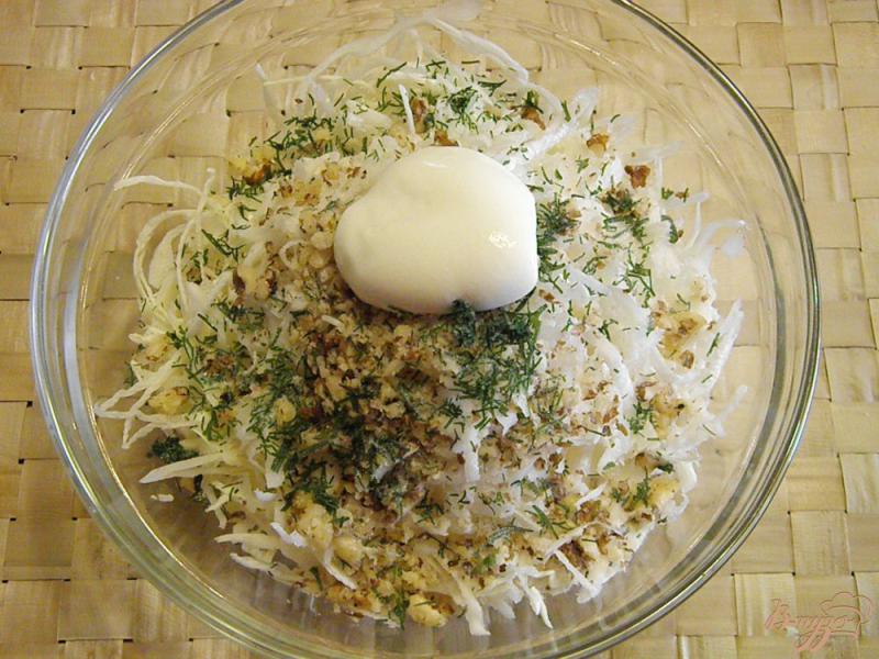 Фото приготовление рецепта: Салат с редькой, орехами и сметаной шаг №5