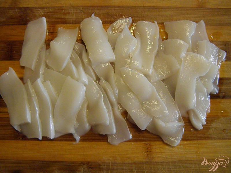 Фото приготовление рецепта: Кальмар с паприкой и луком в сметане шаг №3